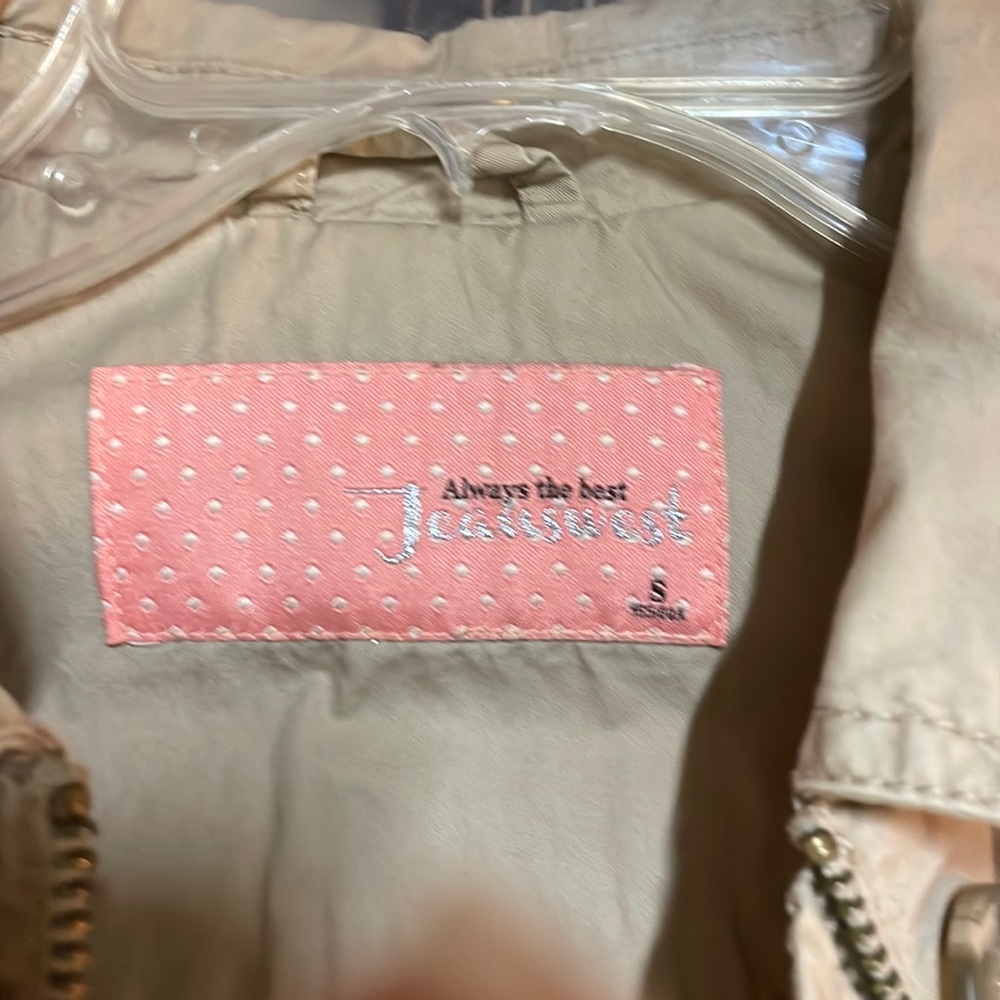 Lightweight tan khaki material jacket. Made by Jeauswest